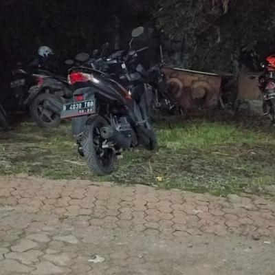 Penglaris pake sempak item?