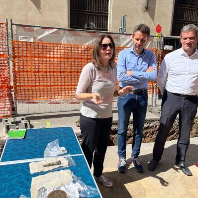 Importante ritrovamento in contra’ Porta Nova: scoperte quattro tombe romane con balsamari e coppe Importante ritrovamento in contra’ Porta Nova: scoperte quattro tombe romane con balsamari e coppe