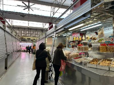 REPORTAJE I El mercado de Santa Florentina vive una de sus Navidades más tristes, “Más de la mitad de los puestos están cerrados”