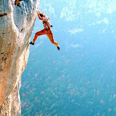 Overcoming Your Fears to Achieve the Impossible w/ Free Solo Climber ALAIN ROBERT on Climbing 200+ World’s Tallest Skyscrapers
