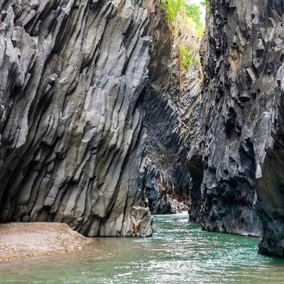 Gole Alcantara: il canyon dell’Etna tra rocce di fuoco e acqua di ghiaccio Gole Alcantara: il canyon dell’Etna tra rocce di fuoco e acqua di ghiaccio