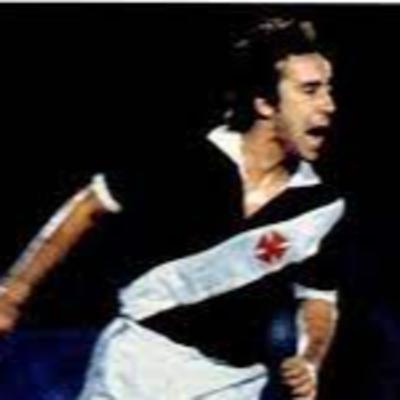 Em 1973 Tostão faz gol pelo Vasco da Gama contra o Flamengo em São Januário