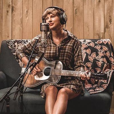 Let's Discuss : This Random Man Targeting Taylor Swift