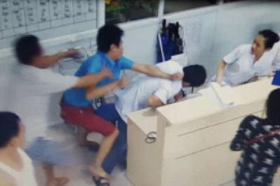 Bản tin trưa 30/10: Đề xuất hành vi đánh bác sĩ là chống người thi hành công vụ