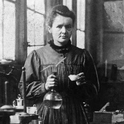 Marie Curie da su primera lección en una universidad(1906)