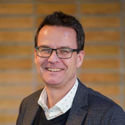 over en åpen Bibel med Svein Anton Hansen