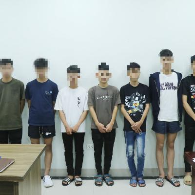 Điểm tin Pháp luật 22/10: Tạm giữ 20 thanh thiếu niên cầm hung khí, lái xe mô tô tại vòng xuyến ngã 6 Kinh Bắc Điểm tin Pháp luật 22/10: Tạm giữ 20 thanh thiếu niên cầm hung khí, lái xe mô tô tại vòng xuyến ngã 6 Kinh Bắc