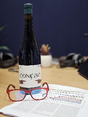 יין לשניים - פרק 24 - דיברנו עם חברתנו הגאונה ליהי הוך, טעמנו יין מפורטוגל, האמנית אתי יפה הפציעה בפינת "השקה את המומחה" ועל עבדות מודרנית בכרמי יין לשניים - פרק 24 - דיברנו עם חברתנו הגאונה ליהי הוך, טעמנו יין מפורטוגל, האמנית אתי יפה הפציעה בפינת "השקה את המומחה" ועל עבדות מודרנית בכרמי