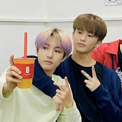 mark lee and huang renjun sings lazy song while it's rain