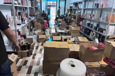 Bản tin cuối ngày 8/2:Bắt 4 đối tượng trong đường dây tiêu thụ chai nước hoa giả