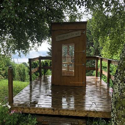 Ici la Suisse - Rendez-vous dans la symbolique cabine du "Téléphone du Vent" à Villars-Burquin (VD)