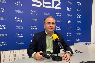 Carlos Navarro Antolín: La botica de guardia de su rostro iluminado Carlos Navarro Antolín: La botica de guardia de su rostro iluminado