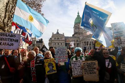 Sesiona la Cámara de Diputados y distintos sectores afectados por el ajuste se movilizan al Congreso Sesiona la Cámara de Diputados y distintos sectores afectados por el ajuste se movilizan al Congreso