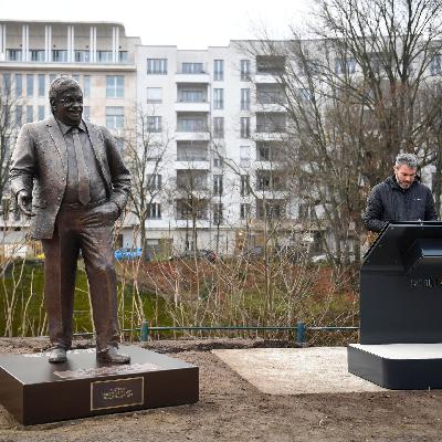 "Brandmauer"-Aktion - Zentrum für Politische Schönheit stellt Denkmal vor CDU-Zentrale auf
