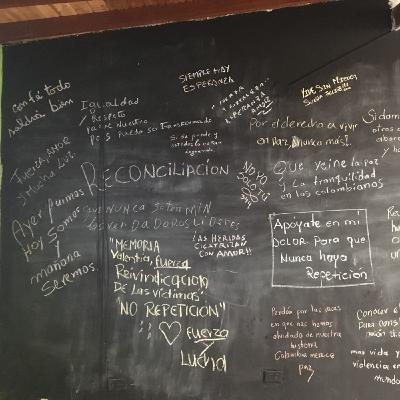 En surcos de dolores: la historia de Colombia contada por un pueblo En surcos de dolores: la historia de Colombia contada por un pueblo