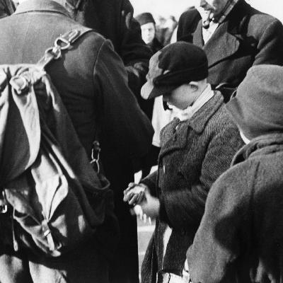 Mädchen auf dem Kölner Schwarzmarkt | 9.2.1948 Mädchen auf dem Kölner Schwarzmarkt | 9.2.1948