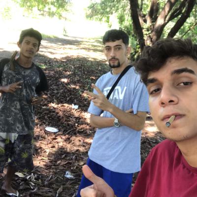 Fumando maconha encontramos com um jovem viciado em crack