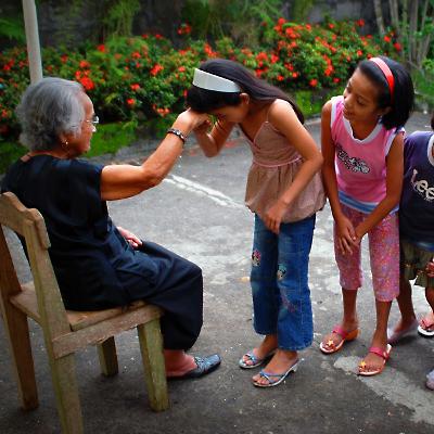 #252 - Ano ang tradisyong "mano po" o "bless po"?