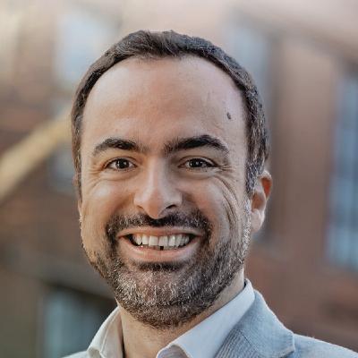 Does Loïc Minery speak English?