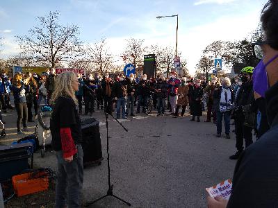 Mahnwache gegen den Brandanschlag auf LobauBleibt! Klima-Aktivist:innen