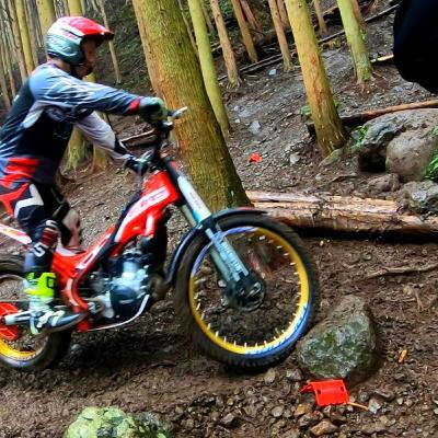 技術車側坡轉彎：在傾斜地形上掌握抓地力與流暢性的藝術