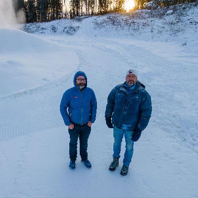 MarkaPodden møter dugnadsgjengen som lager snø på Vestmarksetra