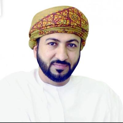 المسؤول.. غائب عن المكتب وحاضر في الصور _ للكاتب خالد الرواحي