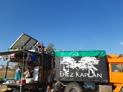 פודקאסט הנוודים פרק 8:דרכים צדדיות -ממסע בעולם לדרכים הצדדיות בארץ ישראל.מסע של משפחה בטרקטור כתום פודקאסט הנוודים פרק 8:דרכים צדדיות -ממסע בעולם לדרכים הצדדיות בארץ ישראל.מסע של משפחה בטרקטור כתום