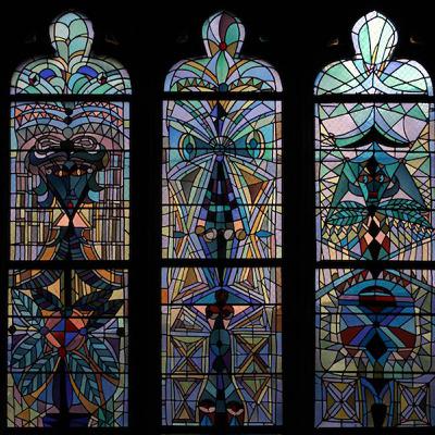 На витражах  —  не только святые: необычные решения от Герхарда Рихтера, Пьера Сулажа и Жана Кокто
