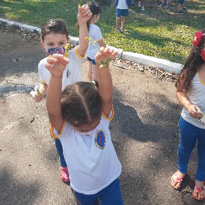O abraço com flores O abraço com flores