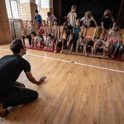 V hodinách tělocirku se děti nemusí navzájem hodnotit. Když drží při sobě, jde jim to nejlépe