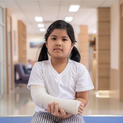 #003 “Stel je niet zo aan. Stop met aandacht zoeken.” Hoorde ik mezelf zeggen tegen mijn dochter. Woorden die ik zélf hoorde als kind. Woorden die pijn deden. #003 “Stel je niet zo aan. Stop met aandacht zoeken.” Hoorde ik mezelf zeggen tegen mijn dochter. Woorden die ik zélf hoorde als kind. Woorden die pijn deden.
