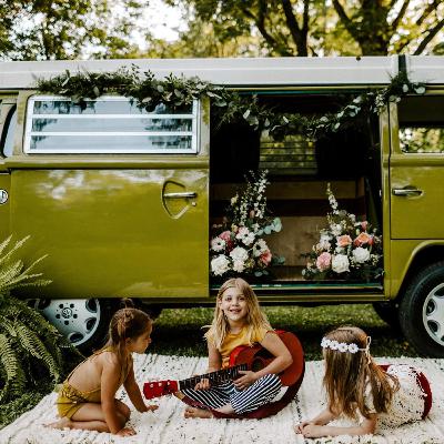 S3 E2: Three Kindred Sisters and an "Engagement Closet" S3 E2: Three Kindred Sisters and an "Engagement Closet"