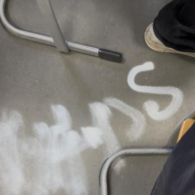 Schmiererei im Kunstraum.. 🤔 *200€ Strafe?* Schmiererei im Kunstraum.. 🤔 *200€ Strafe?*