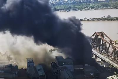 Bản tin chiều 20/11: Cháy nhà hàng gần chân cầu Long Biên, khói đen cuồn cuộn