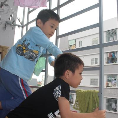 Kỹ năng làm cha mẹ - Cẩn thận rủi ro với trẻ nhỏ khi ở chung cư - 26/12/2014