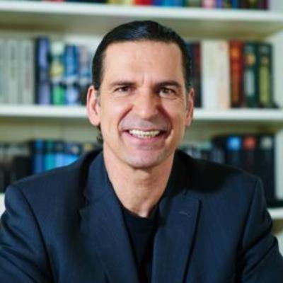 "Welzijn uitleggen is niet voldoende. Je moet (mag 😉) het oefenen!" Een (h)eerlijke babbel met professor Lieven Annemans! "Welzijn uitleggen is niet voldoende. Je moet (mag 😉) het oefenen!" Een (h)eerlijke babbel met professor Lieven Annemans!