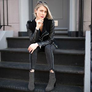 DIVINELY GUIDED W. JULIA KELLEY // Astrology, Intuitive Pings, Spiritual Work + Living Ya Best Life