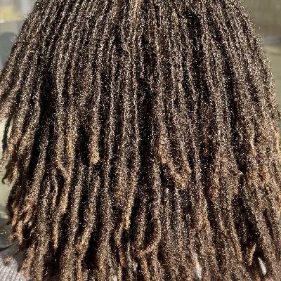 Ses Locks sont comme une diadème, Une Reine Africaine Ses Locks sont comme une diadème, Une Reine Africaine