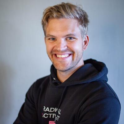 Reduction Raider breaks bread with Karma CEO Hjalmar StÄhlberg Nordegren. Reduction Raider breaks bread with Karma CEO Hjalmar StÄhlberg Nordegren.