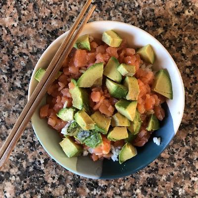 Il poke con salmone e avocado Il poke con salmone e avocado