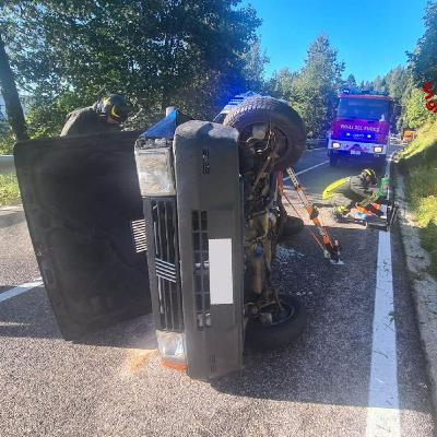 Anziano quasi novantenne sbanda con l’auto, che finisce su un fianco
