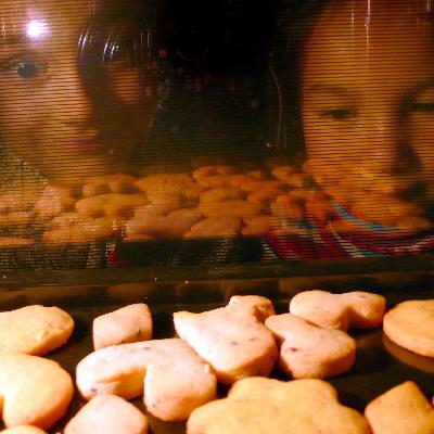 Rezept für Lächeln und leuchtende Augen: Kinder und Senioren backen gemeinsam Plätzchen