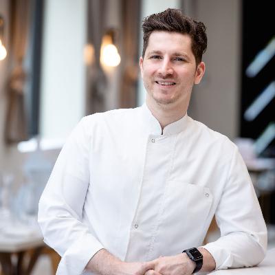 Rock ‘n Roll Ghost S15 E07 - Chef Jenner Tomaska (Esme) Rock ‘n Roll Ghost S15 E07 - Chef Jenner Tomaska (Esme)