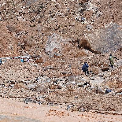 Lý do sạt lở mang theo đá tảng ngàn tấn thay vì chỉ bùn Lý do sạt lở mang theo đá tảng ngàn tấn thay vì chỉ bùn