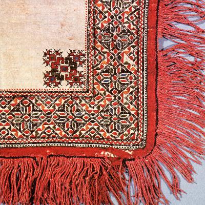 Полина Осипова. Женщины, которые крутятся в карусели, уперев руки в боки, в орнаменте чувашского платка жениха Полина Осипова. Женщины, которые крутятся в карусели, уперев руки в боки, в орнаменте чувашского платка жениха