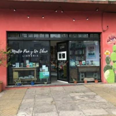 Librería Medio Pan y Un Libro