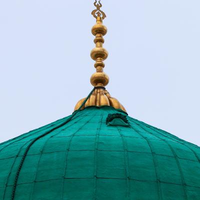 بَيْنَ كَتِفَيْهِ عَلَامَةْ | Between His Shoulders is a Sign
