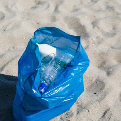 Saco plástico na praia Saco plástico na praia