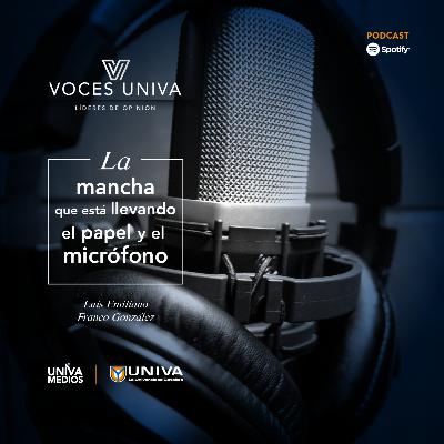 La mancha que está llevando el papel y el micrófono